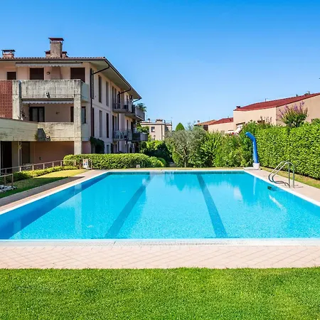 Center - Pool & Free Parking *