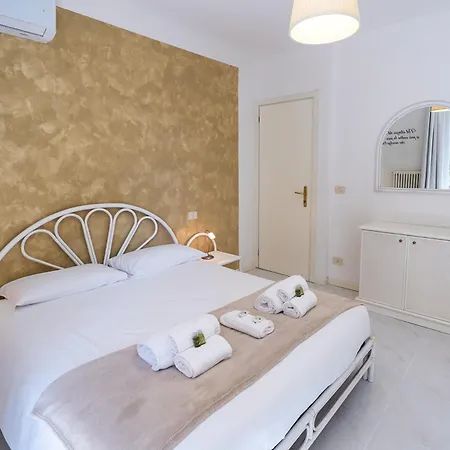 Center - Pool & Free Parking Apartman